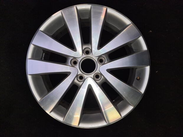 los velg origineel VW 5x112 17 inch Seattle 5K0601025Q/R.