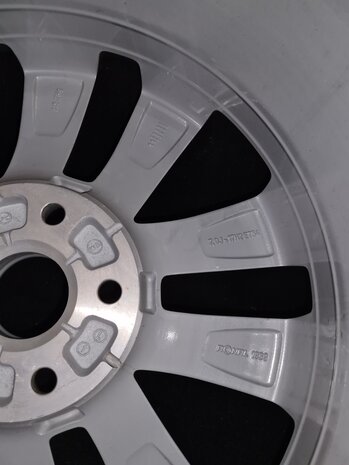 los velg origineel VW 5x112 17 inch Seattle 5K0601025Q/R.